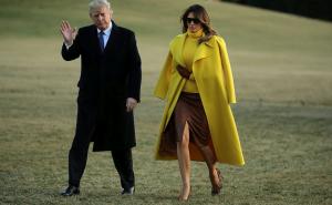 Otkriven razlog zašto Melania Trump stavlja kaput samo na ramena